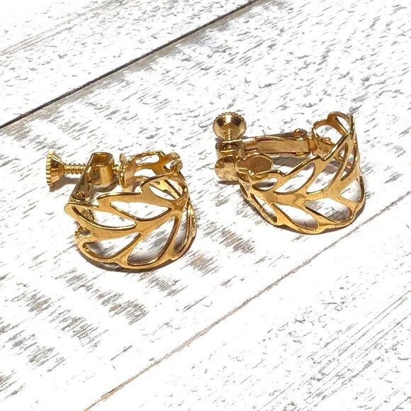 Vintage Gold-Tone Screw Back Leaf Clip-On Earrings - Picture 2 of 4
